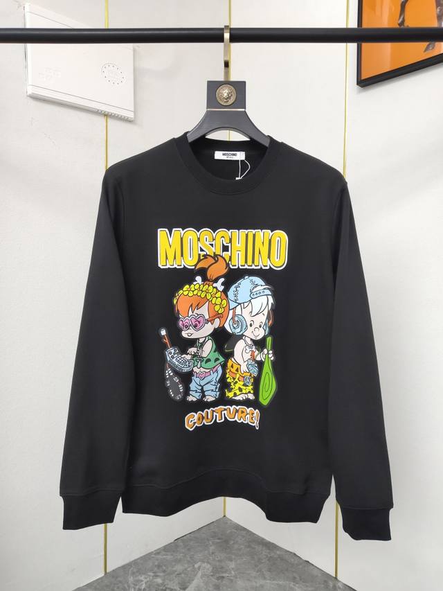 Moschino 24Ss新款潮流经典卫衣，精致裁剪，高品质工艺！采用定织定染纯棉面料420克左右纯棉卫衣面料！图案进口数码印花工艺，耐穿耐洗久穿不变型，微阔百