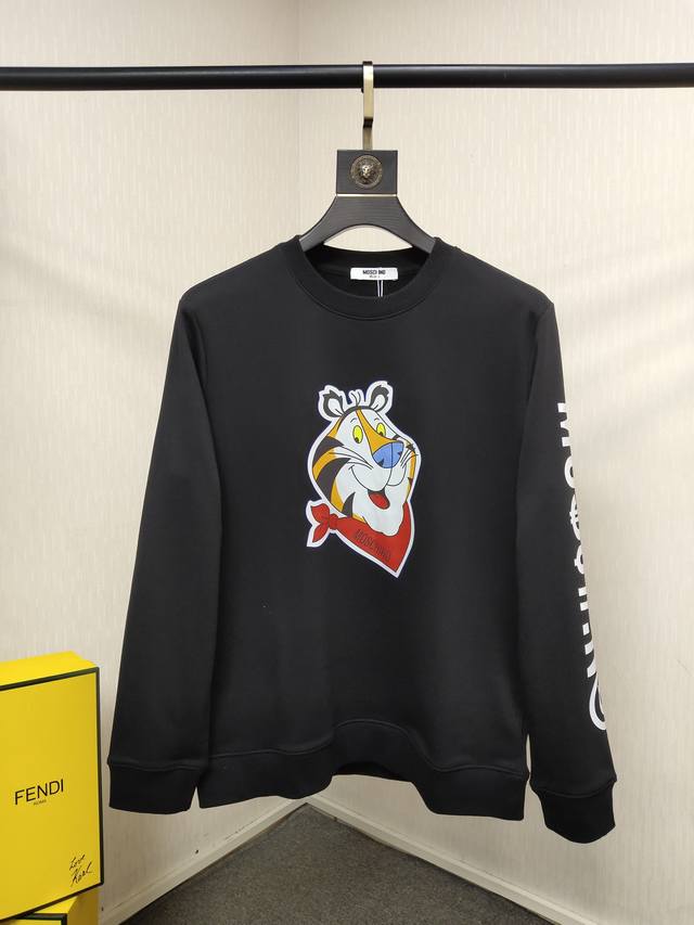 Moschino 莫斯奇诺 24Ss新款潮流经典卫衣，精致裁剪，高品质工艺！采用定织定染纯棉面料420克左右纯棉卫衣面料！图案进口数码印花工艺，耐穿耐洗久穿不变