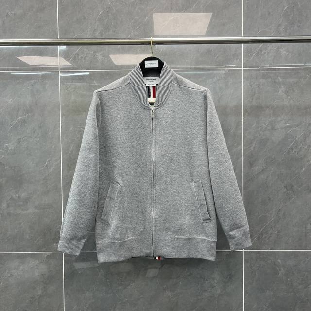 Thom Browne 汤姆布朗 棒球服拉链开衫 Tb经典四条杠基础风格 年年都穿的经典款必须选择品质全部对色定染含羊毛的棉纱线，柔软亲肤，双层针织很厚实，手感