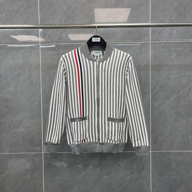 Thom Browne 汤姆布朗 竖条纹彩条拉链开衫 Tb经典四条杠基础风格 年年都穿的经典款必须选择品质全部对色定染含羊毛的棉纱线，柔软亲肤，双层针织很厚实，