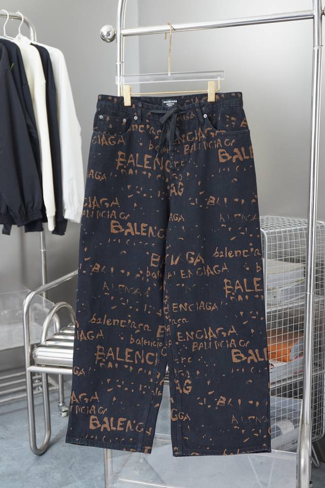 Balenciaga 巴黎世家 Fw4字母满印宽松休闲牛仔裤男女同款 码数: 1-2-3-4 Fw24巴黎世家春夏新款采用460克高端定制面料，媲美yb印花层次