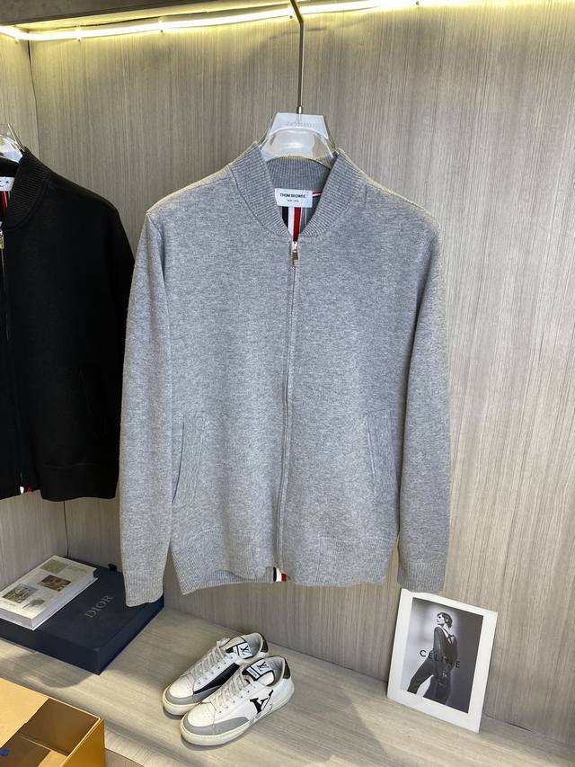 Thom Browne 汤姆布朗 棒球服拉链开衫 Tb经典四条杠基础风格 年年都穿的经典款必须选择品质全部对色定染含羊毛的棉纱线，柔软亲肤，双层针织很厚实，手感