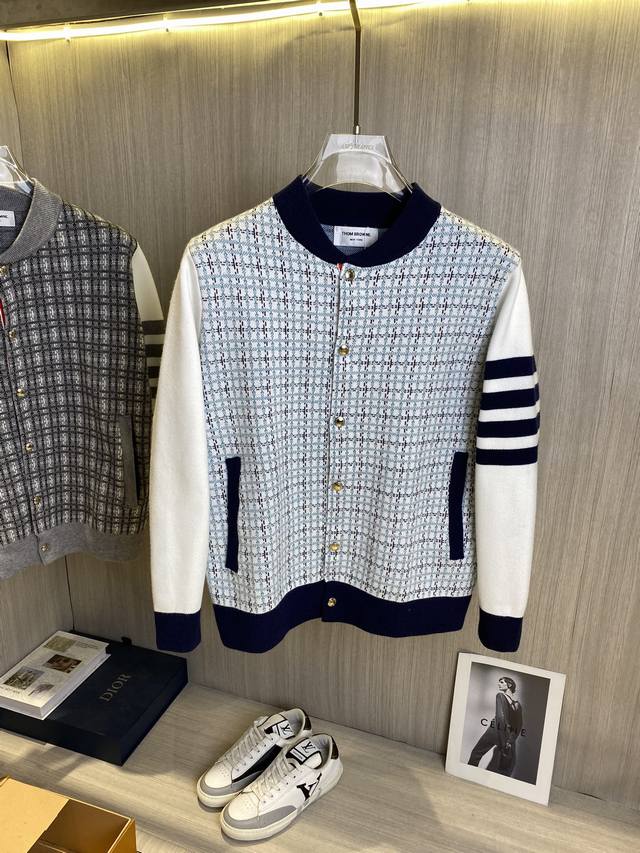 Thom Browne 汤姆布朗 拼色格子金属纽扣开衫 Tb经典四条杠基础风格 年年都穿的经典款必须选择品质全部对色定染含羊毛的棉纱线，柔软亲肤，双层针织很厚实