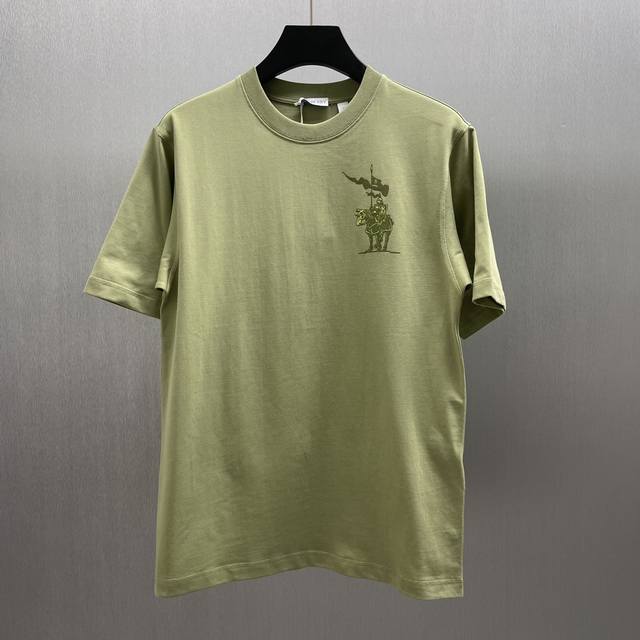 Bbr洋蓟绿马术骑士徽标棉质t恤衫 Size : S-Xl T恤衫，选用平织棉质面料打造。装饰新季马术骑士徽标 Ekd 印花，呈现常规版型。 一罗纹针织领口 一