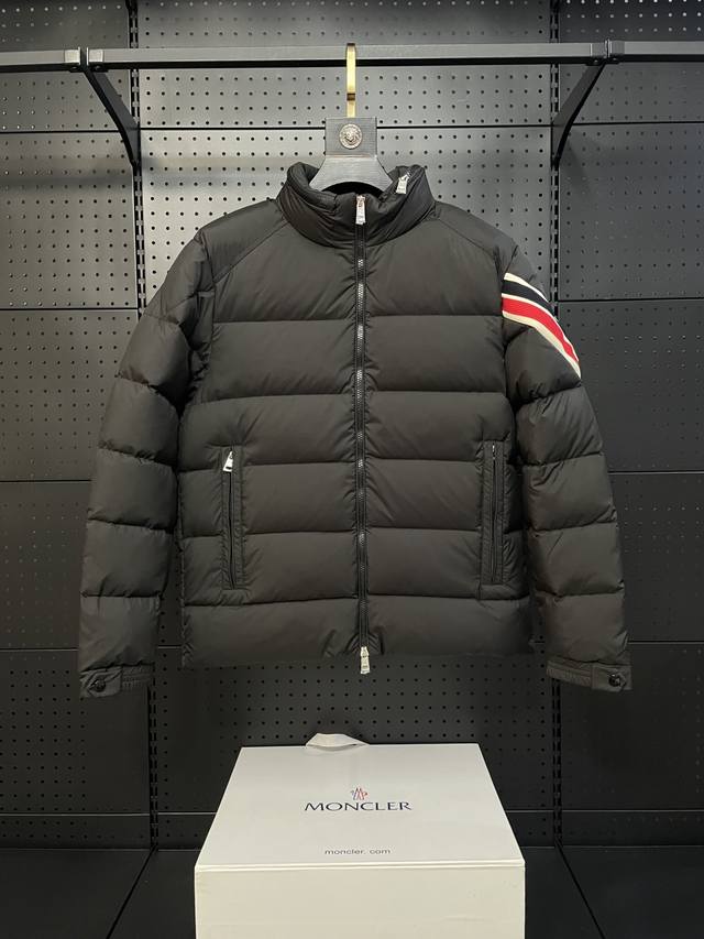 2024特级羽绒moncler Solayan男士三色饰边短款羽绒夹克外套.特级鹅绒填充.最细腻最轻便最工整的面料. Solayan男士短款羽绒夹克饰有季节标志