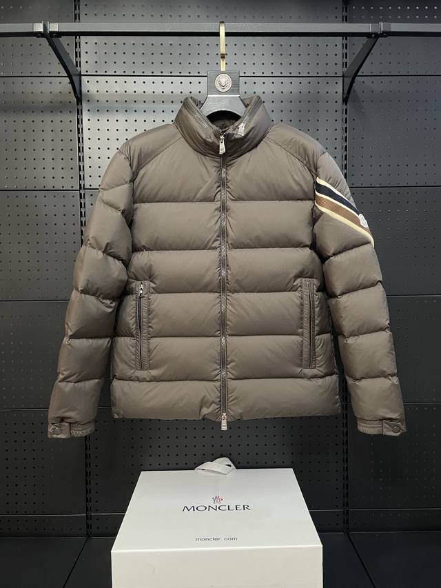 2024特级羽绒moncler Solayan男士三色饰边短款羽绒夹克外套.特级鹅绒填充.最细腻最轻便最工整的面料. Solayan男士短款羽绒夹克饰有季节标志