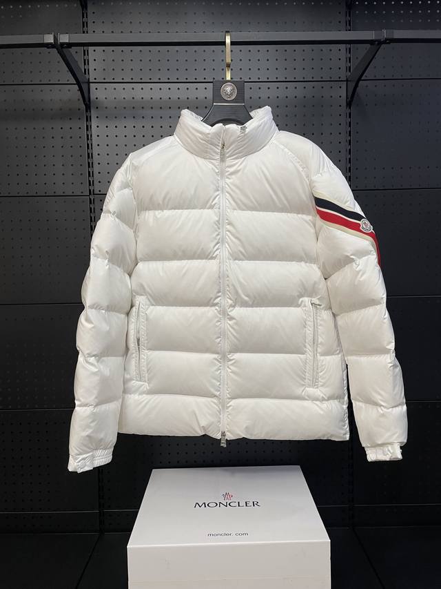 2024特级羽绒moncler Solayan男士三色饰边短款羽绒夹克外套.特级鹅绒填充.最细腻最轻便最工整的面料. Solayan男士短款羽绒夹克饰有季节标志