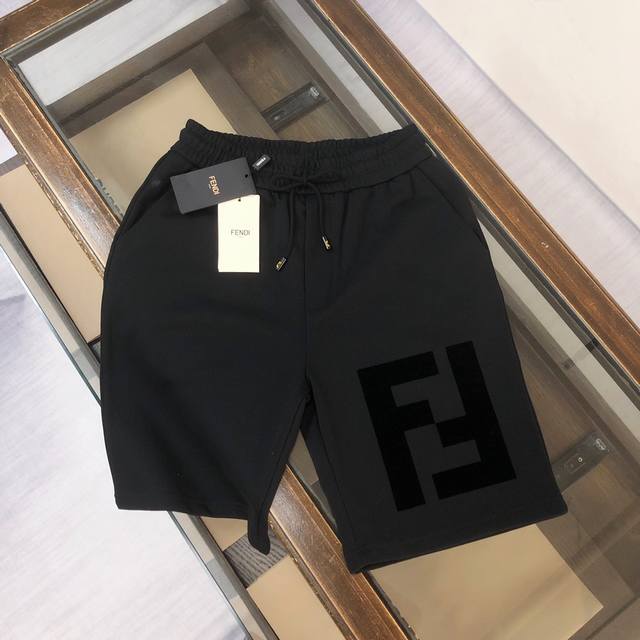 Fendi 芬迪 春夏最新款休闲短裤，定制面料 ～品牌标识logo植绒印花设计！款式简单又不失档次三标齐全、透气舒适度高，细节无可挑剔，品牌元素设计理念，体现高