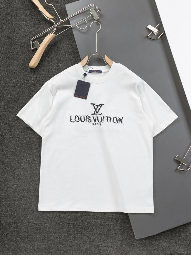 Lv 25早春新品专柜走秀款 平绣+毛线重工艺lv Logo刺绣 后福平绣毛线大logo 刺绣短袖t恤，男女同款！短袖不在千篇一律的大众脸，而是一定要独特吸引人