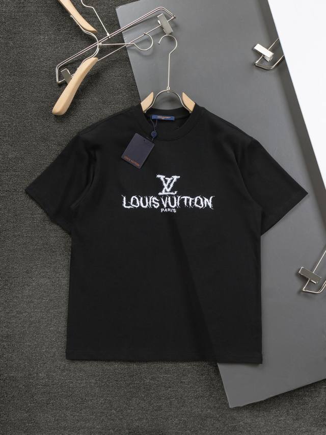 Lv 25早春新品专柜走秀款 平绣+毛线重工艺lv Logo刺绣 后福平绣毛线大logo 刺绣短袖t恤，男女同款！短袖不在千篇一律的大众脸，而是一定要独特吸引人