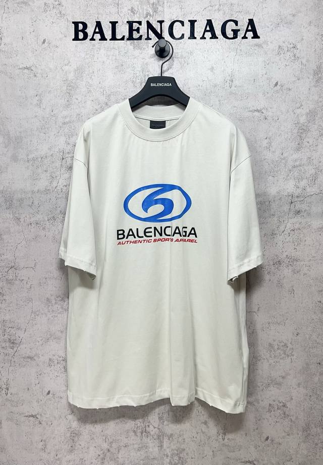 Balenciaga巴黎世家顶级版本1:1官网品质 Logo直裂印花成衣磨烂做旧短袖t恤，砖柜同步. 定织定染纯棉柔软面料，前后幅印花字母做旧龟裂效果，成衣领口