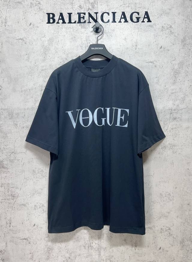 Balenciaga巴黎世家顶级版本1:1官网品质 Vogue联名合作系列.前后logo直喷印花短袖t恤.砖柜同步.第一时间正品研制，欢印对比！ 灯塔印花采用数