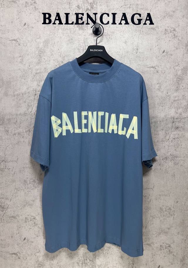 Balenciaga巴黎世家顶级版本1:1官网品质 美纹纸胶带印花短袖t恤 成衣水洗磨烂做旧，胶带质感和背后黄色胶带感觉都是经过多次调试才出来，洗后克重260G