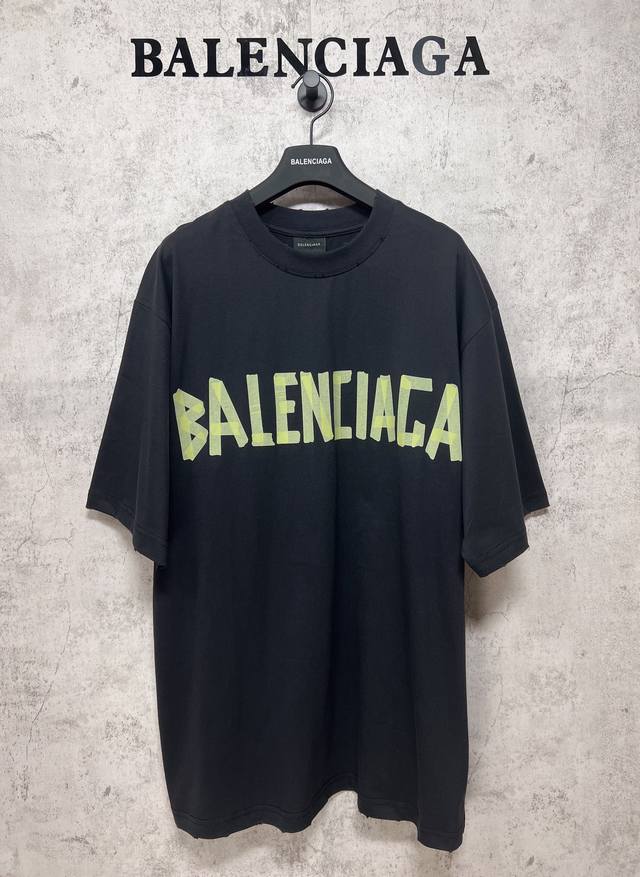 Balenciaga巴黎世家 顶级版本.官网品质 美纹纸胶带印花短袖t恤 成衣水洗磨烂做旧，胶带质感和背后黄色胶带感觉都是经过多次调试才出来，洗后克重260G，