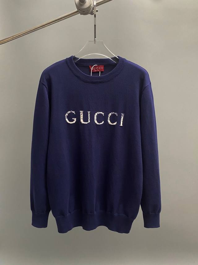 Gucci 24秋冬新款套头毛衣 选用高端羊毛，精纺羊毛和羊毛的区别在于感官效果上，羊毛一半绒面丰厚平整， 手触有温暖感，折压后无折皱痕，毛料身松软，回弹性强。