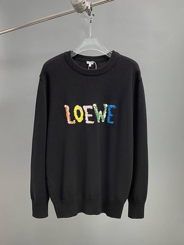 Loewe 24秋冬新款套头毛 采用48支羊毛混纺，针插针刺绣工艺以其粗犷的线材、独特的针法和表现力强的特点。选用不同长度的长针，通过跳跃的针法表现出生动的仿生