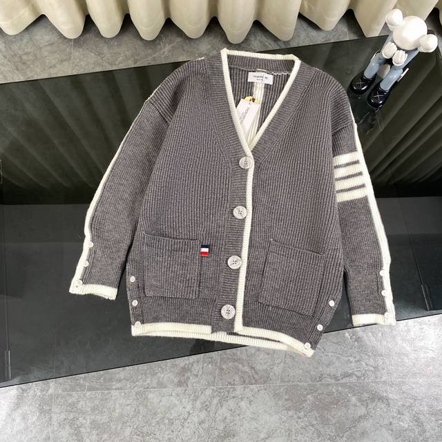 Thom Browne 汤姆布朗 Tb 23Ss 后背条纹经典提花四道杠羊毛针织毛衣开衫外套-顶级版本 Color：黑色 灰色 白色 Size：S M L 独家