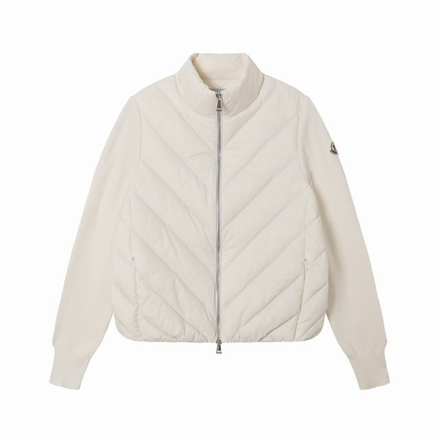 Moncler 蒙口斜格针织拼接女款羽绒服 -采用90白鸭绒，600 蓬松度，袖口处使用羊毛混纺面料，质感更好，轻盈保暖，四层里布，绝不钻绒 -全衣的五金采用的