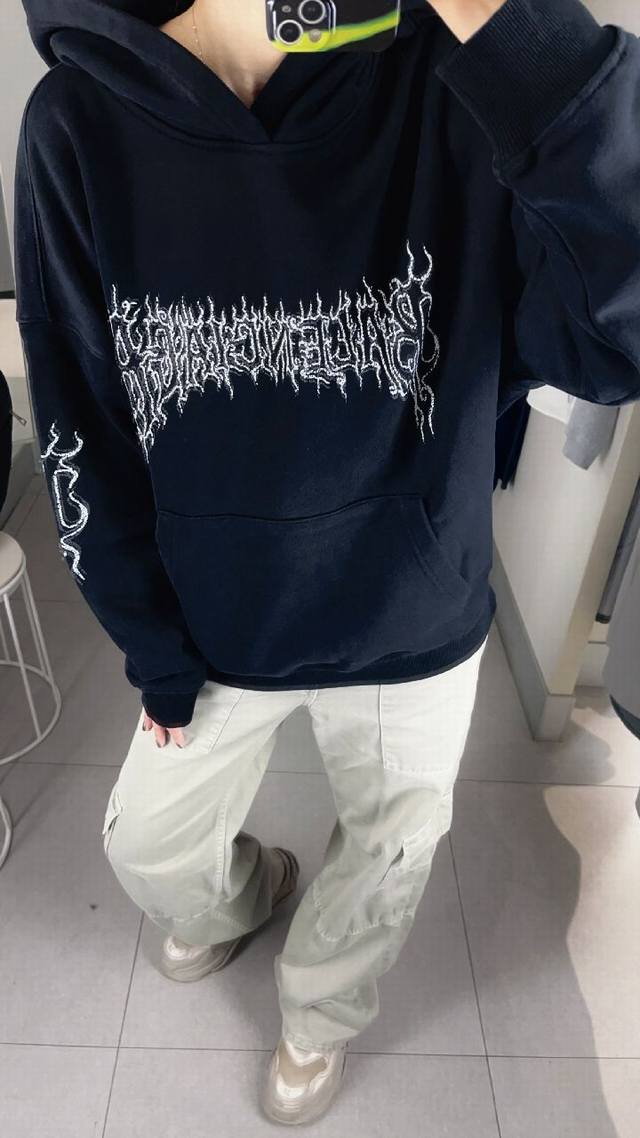 Balenciag*连帽卫衣 整件衣服螺纹 布料 同缸出 0色差 采用420G净布大卫衣 过水克重可达460 厚实感十足 辅料：布料非常高级的颜色 印花为水浆印