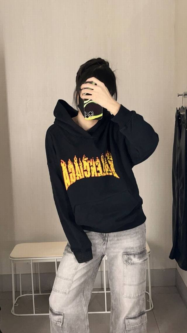 Balenciag*连帽卫衣 整件衣服螺纹 布料 同缸出 0色差 采用420G净布大卫衣 过水克重可达460 厚实感十足 辅料：布料非常高级的颜色 印花为水浆印