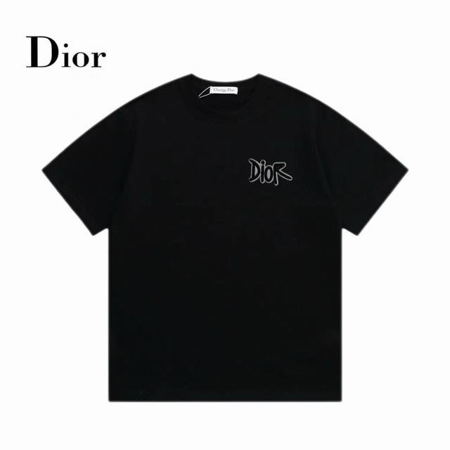 Dior迪奥 2024新款短袖 胸口手工定制logo专柜 百分之百纯棉面料 贴肤舒适 定制280克同缸染面料 手感非常舒服 最新砖柜同步做工精细，采用双坎肩做法