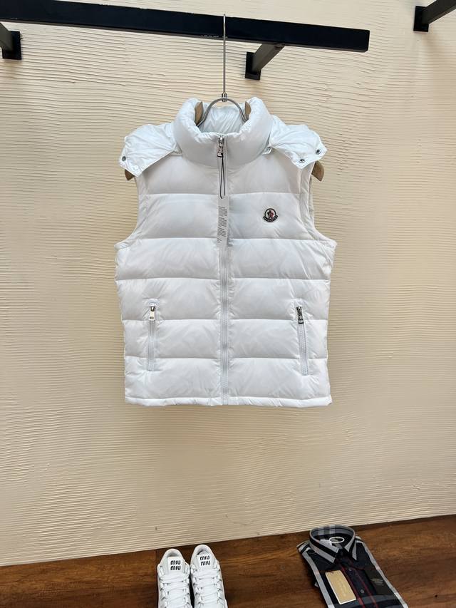 高版本 Moncler 蒙口 情侣款高版本连帽羽绒马甲背心 超人气爆款单品，个性街头朋克风格打造，情侣款高规羽绒马甲外套 当下最火的款式 采用m家标志性哑光科技