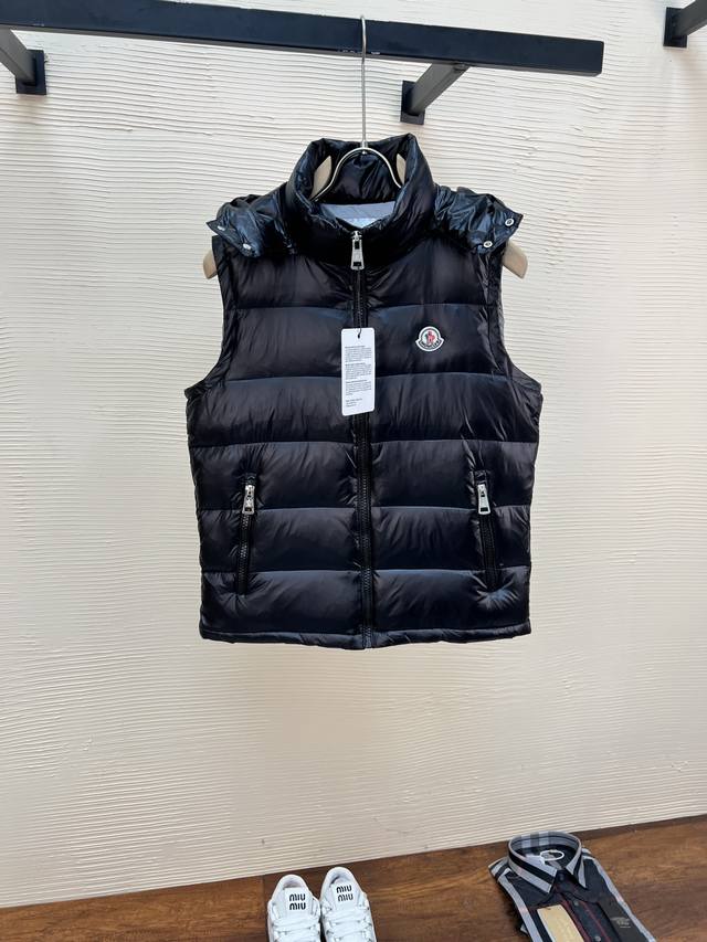 高版本 Moncler 蒙口 情侣款高版本连帽羽绒马甲背心 超人气爆款单品，个性街头朋克风格打造，情侣款高规羽绒马甲外套 当下最火的款式 采用m家标志性哑光科技