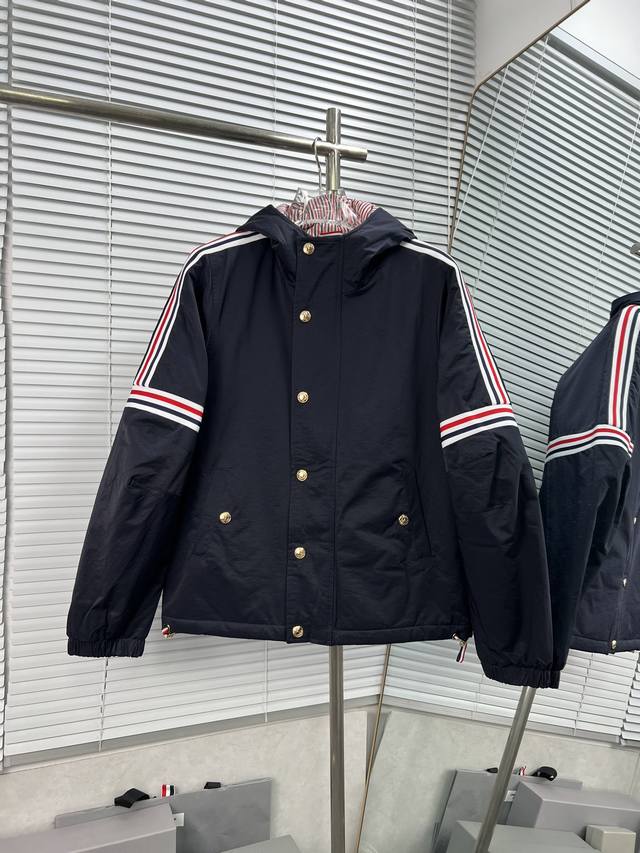 Thom Browne 双肩织带连帽棉服 Tb24最新款秋冬款拉链外套 订制进口特殊聚酯纤维%100棉，高定360克面料 订制拉链，五金 ，进口环保原料纤维，双