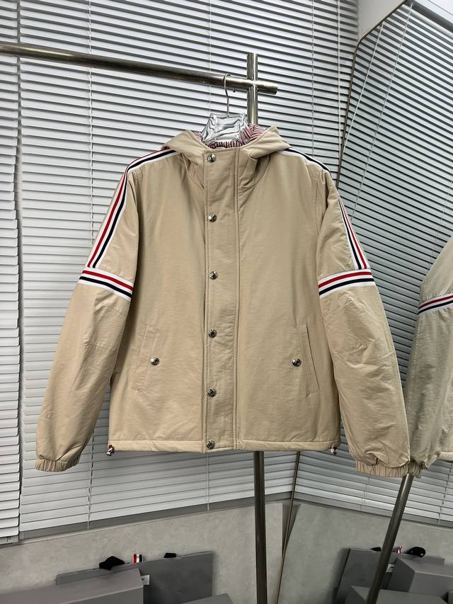 Thom Browne 双肩织带连帽棉服 Tb24最新款秋冬款拉链外套 订制进口特殊聚酯纤维%100棉，高定360克面料 订制拉链，五金 ，进口环保原料纤维，双