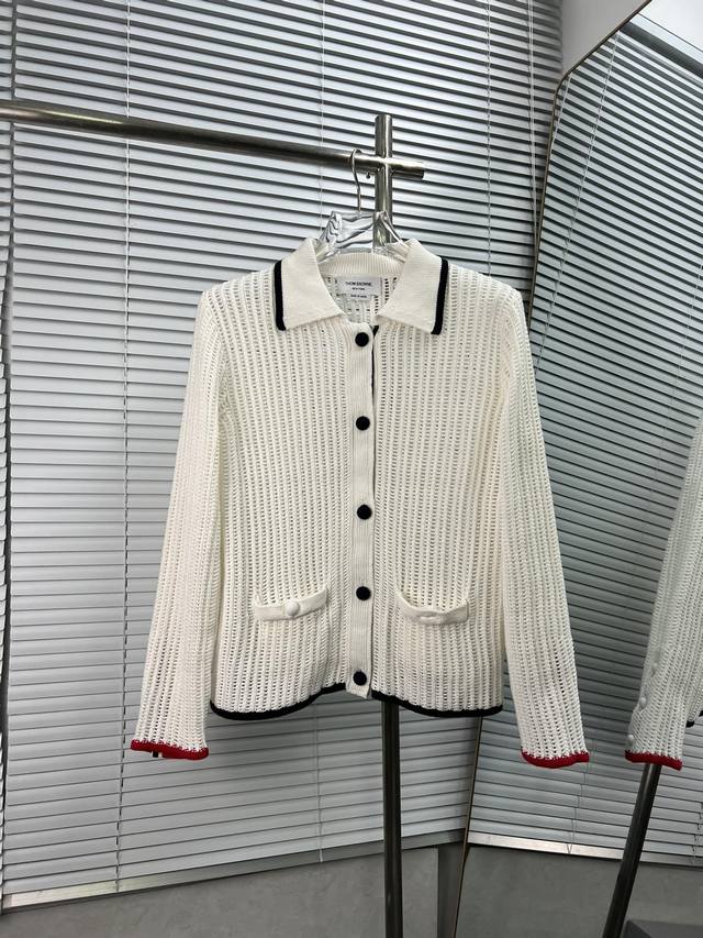 Thom Browne ......包扣镂空小开衫...... Colour ：白色 藏青 Size ： 0 1 2 24Fw包扣镂空小开衫使用特定的精纺进口百