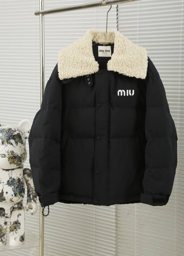 设计师款miumiu系 羊毛鹅绒服 经典logo印花 采用超轻中空纱羊毛质感面料 内里对色绸缎面料 经典miu系学院色 粗花羊毛卷可拆卸 内里90鹅绒含量填充