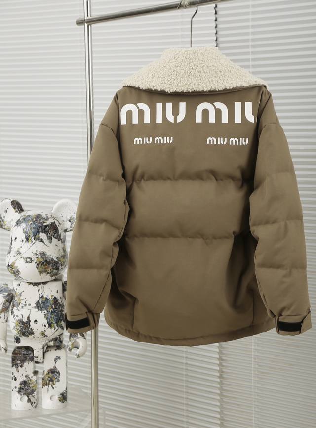 设计师款miumiu系 羊毛鹅绒服 经典logo印花 采用超轻中空纱羊毛质感面料 内里对色绸缎面料 经典miu系学院色 粗花羊毛卷可拆卸 内里90鹅绒含量填充