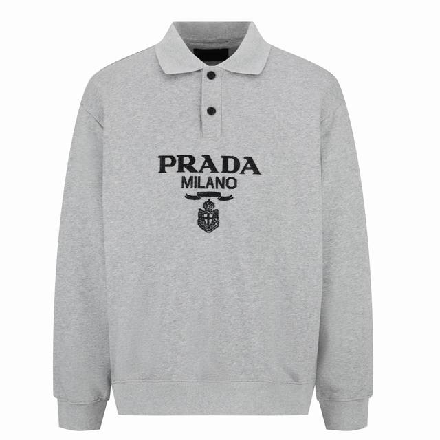 D D Prada 提绣 D Polo卫衣 面料：采用380克毛圈，长纱匹棉定织。 螺纹：采用2*2扁机螺纹，四股纯棉纱线定制。 工艺：刺绣采用提花刷绣工艺，工