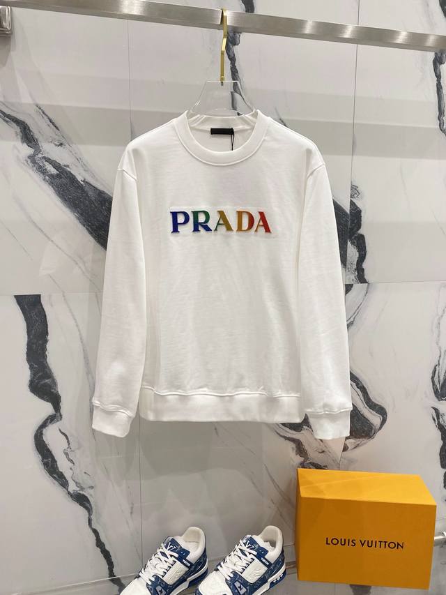 Prada 普拉达 高品质 圆领新款卫衣 渐变色牙刷绣字母logo标识 纯原品质 原版面料 官方同款 同缸染面料 手感非常舒服 百搭超级百搭好看 男女都非常合适