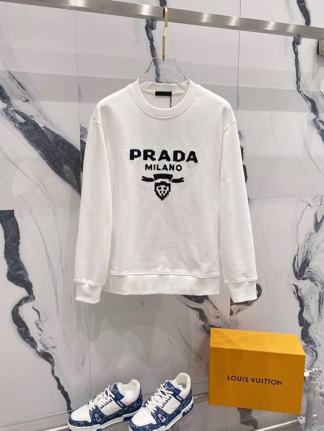 Prada 普拉达 高品质 圆领新款卫衣 经典三角标贴牌 字母红胶条工艺 纯原品质 原版面料 官方同款 同缸染面料 手感非常舒服 百搭超级百搭好看 男女都非常合