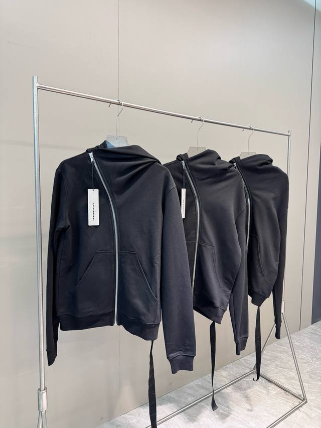 Rick Owens 巫师帽飘带连帽卫衣 面料：重磅420克新疆100%加绒棉 做工：双层加厚大帽子一件卫衣两件的料 版型：延用ro独特先锋暗黑设计 颜色：环保