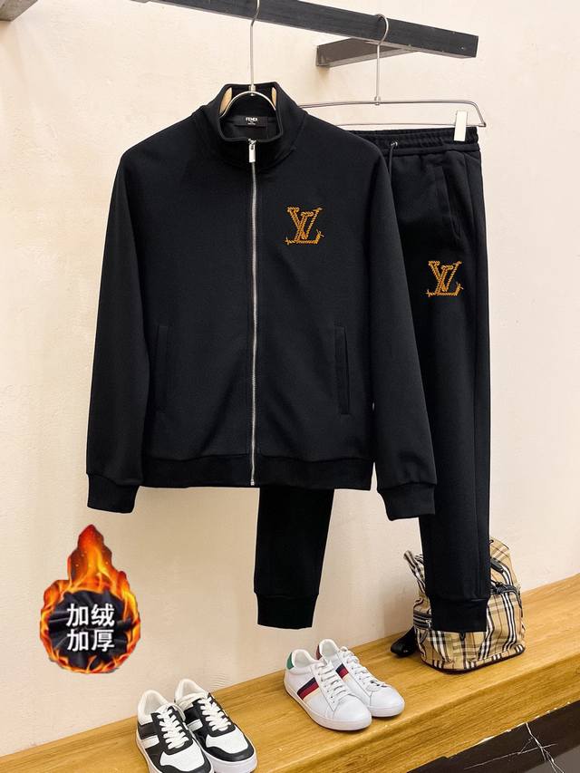 Lv路易威登 加绒加厚 2024冬款新品 ，明星最爱时装味休闲套装，干净利落剪裁 ，都市风十足 采用精品定制面料，内里保暖效果极佳，手感软糯干爽，上身效果挺括有