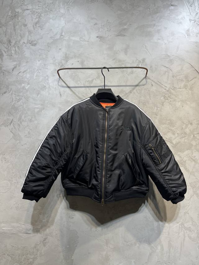 Balenciaga X Adidas 联名款棉服巴黎世家联名阿迪达斯经典中的经典款ad阿迪特别百搭去年有出过这个款今年又上了因为太好卖了！品质也有所提升上身效