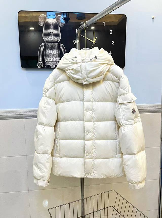 款号0081 Mon蒙口 24款 Moncler Vezere系列 雾面男女同款羽绒服 不是玛雅也不是70周年，是蒙口全新vezere全新系列羽绒服 日前，Mo