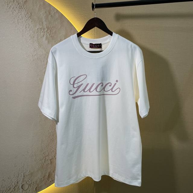 有量可谈 Gucci 古驰 字母印花圆领短袖t恤男女同款。 丝光棉、高克重、细节面料图片一清二楚，质量高低肉眼可见！ 颜色：白色 尺码：Xs-L