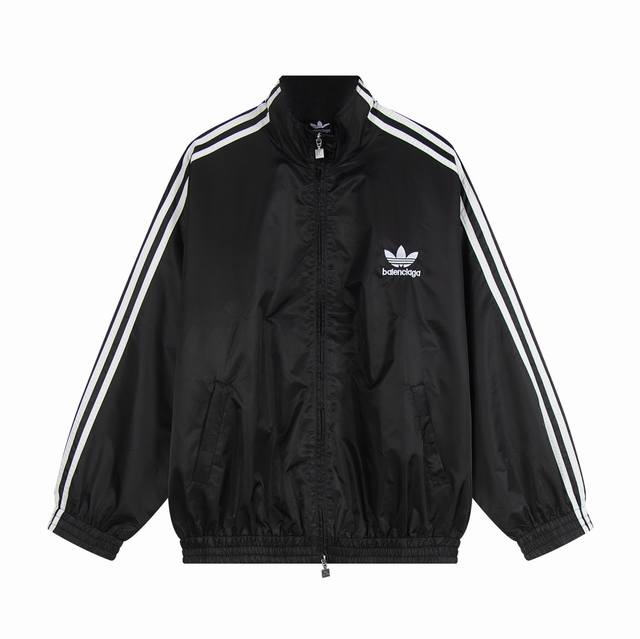 Balenciaga巴黎世家 X Adidas三叶草联名款梭织面料logo刺绣拉链外套夹克 黑色 刺绣：直线挺直，曲线圆顺；针迹整齐，边缘无参差现象；绣面平服，