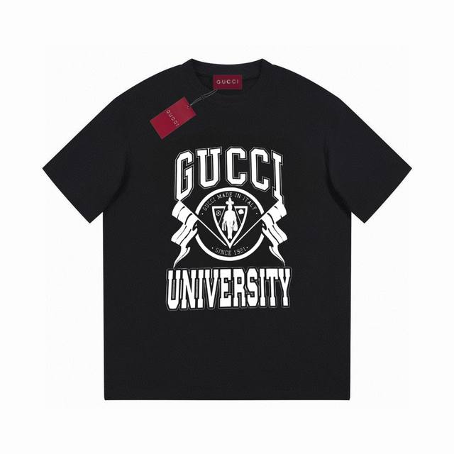 Gucci 古驰 2025官网新款 定制270G双纱纯棉面料 已洗水处理 不变形 不掉色 数码喷印旗帜字母logo 男女同款 短袖t恤 颜色：黑色 尺码：Xs-