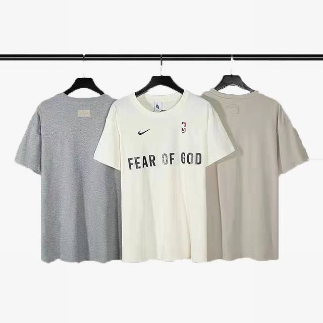 900#Fear Of God Fog三方联名nba高街宽松印花短袖t恤男 定制原版一致220克32支双砂纯棉面料，舒适透气，定制定染 -全棉斜纹贴布工艺，反复