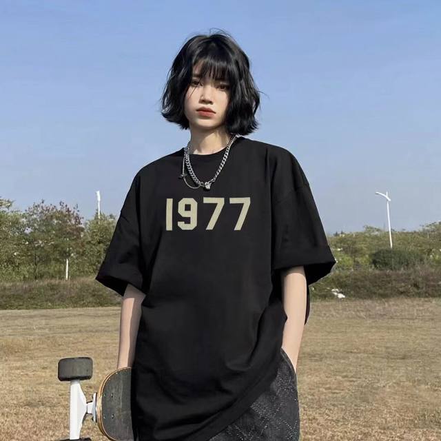 Fear Of Gof Fog Essentials 1977高街宽松男女短袖t恤： 22Ss Fear Of God 1977 Essentials T-Sh