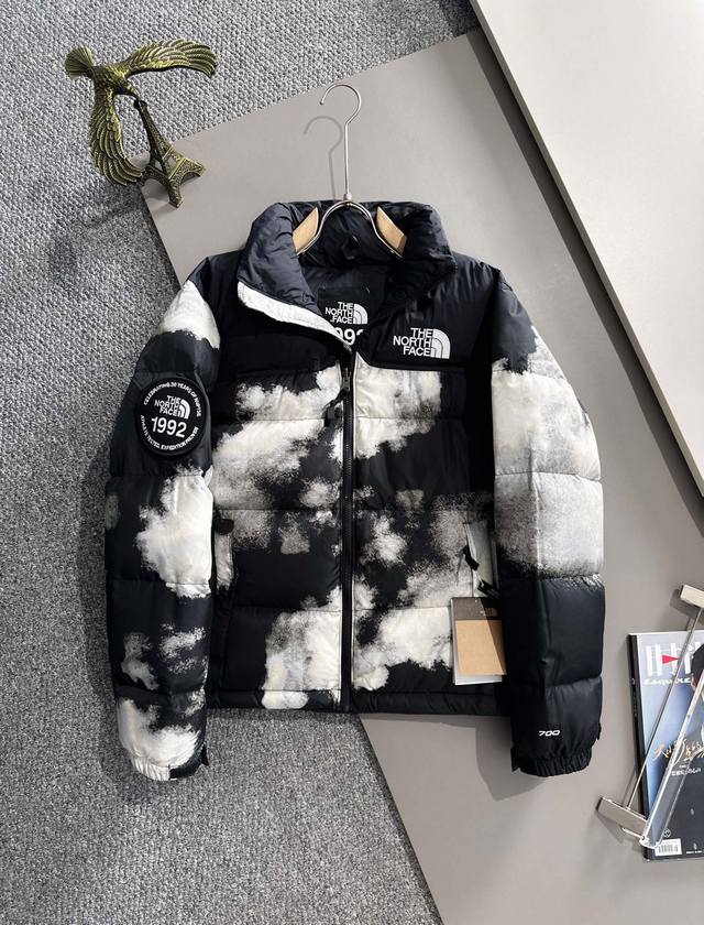 The North Face｜北面云朵系列 黑色云朵 Logo 图案 羽绒服 刺绣采用进口田岛绣花 万针刺绣，采用进口7号针，日本女皇绣线，保证每字饱满工、立体