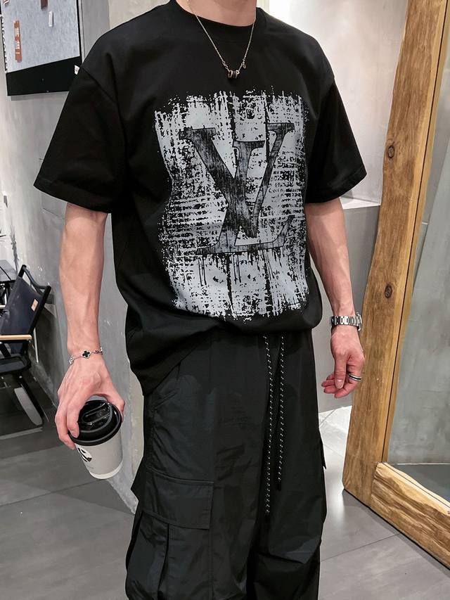 Lv 2024新款圆领短袖t恤 纯棉280克 定制面料 男女同款t恤 时尚百搭 M L Xl Xxl Xxxl五个码 黑色 白色