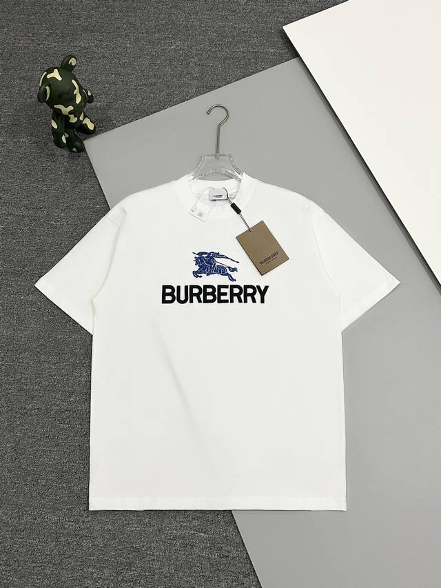 高版本] Burberry 巴宝莉战马剌绣t恤 采用进口立体刺绣工艺，面料工艺绣花与面料融为一体，舒适弹性，面料采用双纱280克厚实面料，上身效果宽松休闲，三标