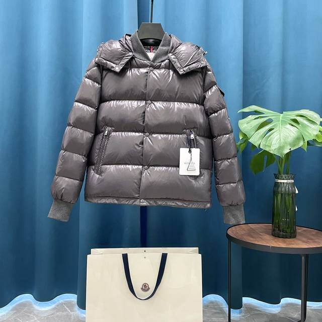 Moncler 蒙口maljasset短款羽绒服夹克外套. 连帽可脱卸.脱卸后可变棒球领夹克外套. Maljasset短款羽绒夹克以当代视角诠释品牌传统。 Ma