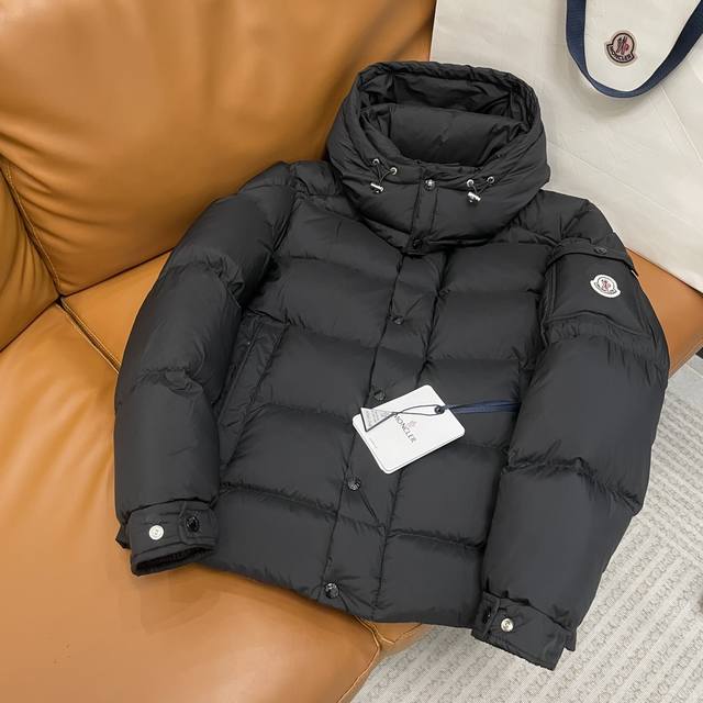 Moncler 蒙口秋冬新品 Vezere鹅绒羽绒服 男女同款 这款vezere短款羽绒夹克是基础款保暖单品，彰显moncler的风格特色。Vezere羽绒夹克