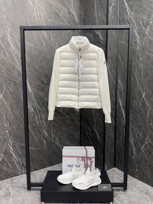 羽绒上新moncler Cardigan女士轻薄衬垫羊毛羽绒开衫外套. 这款女士羊毛开衫配有羽绒填充，适合四季穿着。 这款开衫是moncler的经典设计单品，可